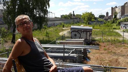 Oskar liebt seinen Blick auf die grüne Autobahntrasse.