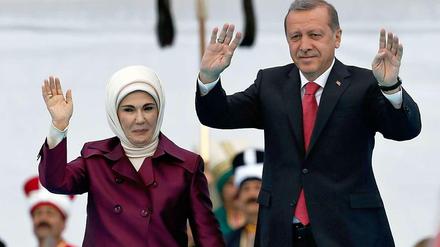 Recep Tayyip Erdogan mit seiner Frau Emine bei einem Wahlkampfauftritt.