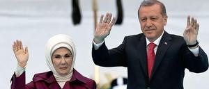 Recep Tayyip Erdogan mit seiner Frau Emine bei einem Wahlkampfauftritt.