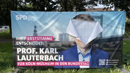Viele Wahlplakate von Karl Lauterbach sehen so oder ähnlich aus. Das Team schätzt den Sachschaden auf 6000 Euro. 