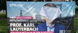 Viele Wahlplakate von Karl Lauterbach sehen so oder ähnlich aus. Das Team schätzt den Sachschaden auf 6000 Euro. 