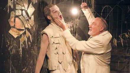 Der Meister und sein Geschöpf. James Clarke als Rabbi Löw (rechts) und Martin Gerke als Golem.