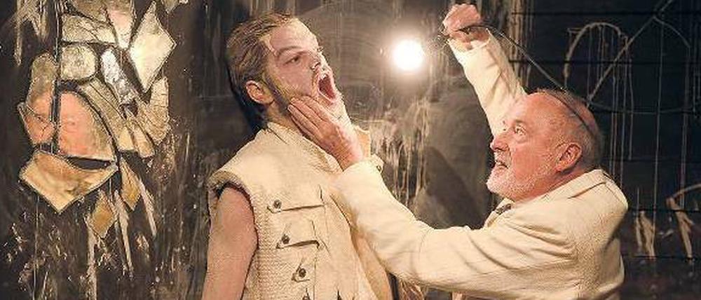 Der Meister und sein Geschöpf. James Clarke als Rabbi Löw (rechts) und Martin Gerke als Golem. 