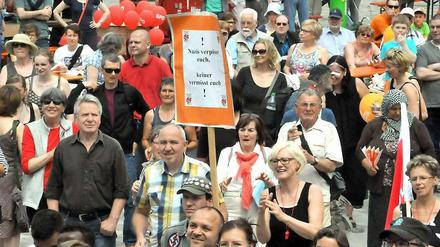 "Nazis verpisst euch, keiner vermisst euch!", steht auf diesem Schild eines Gegendemonstranten in Neuruppin.