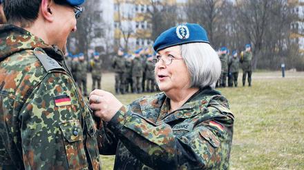 Ungebeugt. Weibliche Formen der Ränge gibt es in der Bundeswehr nicht. Erika Franke wird angesprochen als Frau Generalstabsarzt.