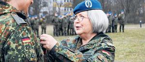 Ungebeugt. Weibliche Formen der Ränge gibt es in der Bundeswehr nicht. Erika Franke wird angesprochen als Frau Generalstabsarzt. 
