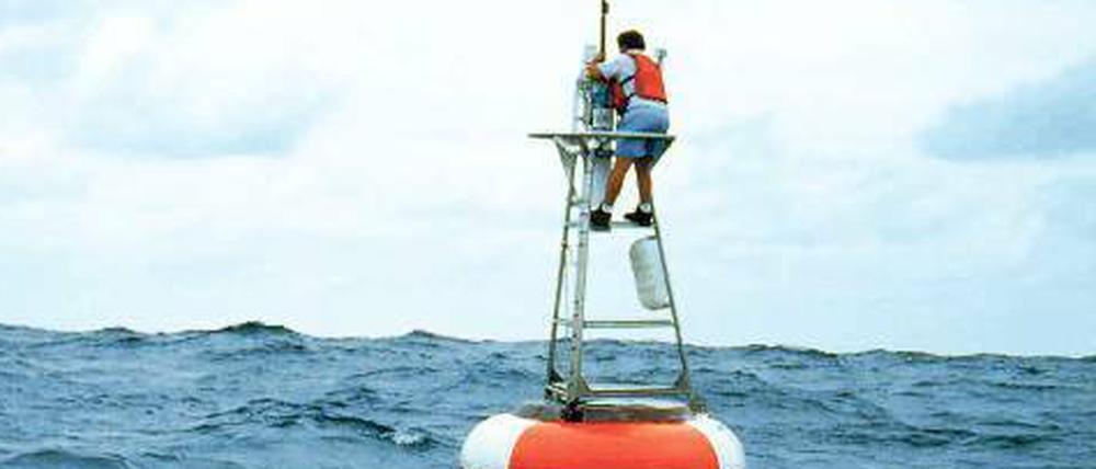Thermometer im Meer. Mit solchen Bojen wird die Wassertemperatur bestimmt. Die Methode ist zuverlässiger als Messungen an Bord von Schiffen. Dieser Effekt wurde nun stärker gewichtet.