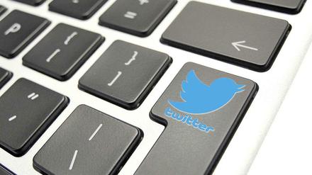 Twitter-Logo auf der Computer-Tastatur.