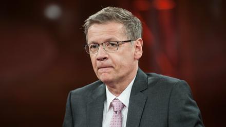 Moderator Günther Jauch bei seiner Talkshow zum Thema "Der Fifa-Sumpf - Wie schmutzig ist unser Fußball?"