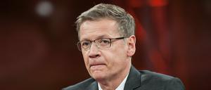 Moderator Günther Jauch bei seiner Talkshow zum Thema "Der Fifa-Sumpf - Wie schmutzig ist unser Fußball?"