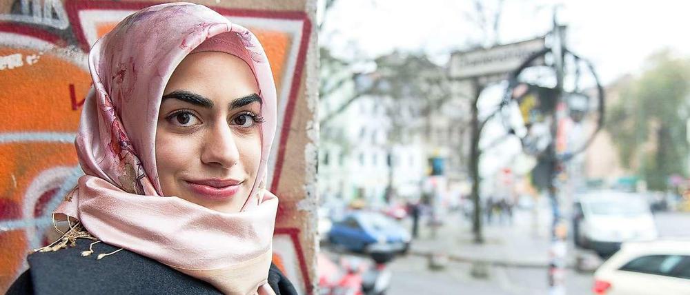 Eigentlich wollte Betül Ulusoy im Juli 2015 ihr Referendariat im Neuköllner Rathaus beginnen, doch ihr Kopftuch ist dort nicht gern gesehen.