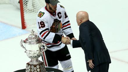 Erst der Anfang? Chicagos Kapitän jonathan Toews bekommt von NHL-Comissioner Bill Daly die Clarence S. Campbell Bowl für den Sieger der Western Conference überreicht. Nun soll der Stanley Cup folgen.