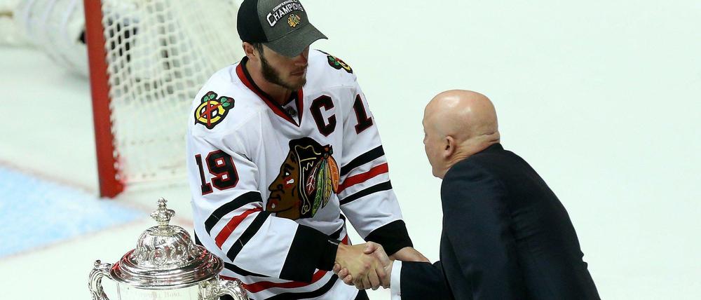 Erst der Anfang? Chicagos Kapitän jonathan Toews bekommt von NHL-Comissioner Bill Daly die Clarence S. Campbell Bowl für den Sieger der Western Conference überreicht. Nun soll der Stanley Cup folgen. 