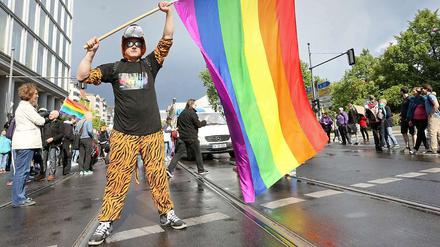 Demo für die Homo-Ehe in Berlin. Bei einer Kundgebung des Lesben- und Schwulenverbandes Berlin-Brandenburg (LSVD) am vergangenen Samstag forderten die etwa 500 Teilnehmer die Gleichstellung homosexueller Partnerschaften mit der Ehe.