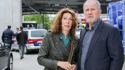"Die Gier is a Hund": Bibi Fellner (Adele Neuhauser) und Moritz Eisner (Harald Krassnitzer) ermitteln nach einem tödlichen Unfall im Chemiewerk.
