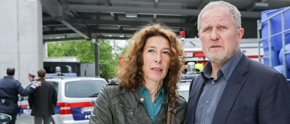"Die Gier is a Hund": Bibi Fellner (Adele Neuhauser) und Moritz Eisner (Harald Krassnitzer) ermitteln nach einem tödlichen Unfall im Chemiewerk.