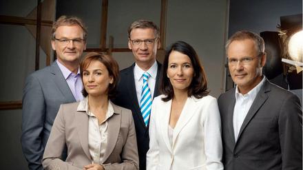 Bald nur noch zu Dritt? Reinhold Beckmann (r.) hat 2014 mit seinem ARD-Talk aufgehört, Ende 2015 verabschiedet sich nun auch Günther Jauch (M.). Womöglich bekommen Frank Plasberg, Sandra Maischberger (2. v. l.) und Anne Will aber wieder Verstärkung.