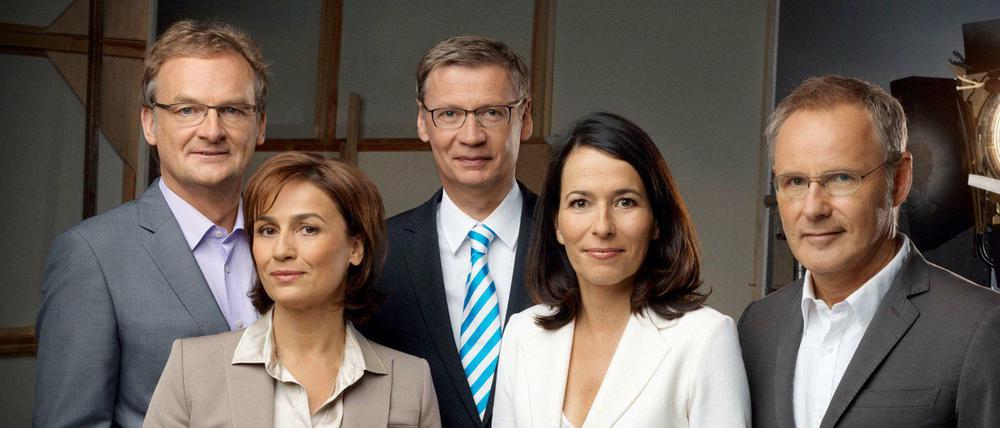 Bald nur noch zu Dritt? Reinhold Beckmann (r.) hat 2014 mit seinem ARD-Talk aufgehört, Ende 2015 verabschiedet sich nun auch Günther Jauch (M.). Womöglich bekommen Frank Plasberg, Sandra Maischberger (2. v. l.) und Anne Will aber wieder Verstärkung.