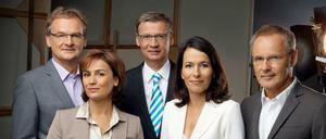 Bald nur noch zu Dritt? Reinhold Beckmann (r.) hat 2014 mit seinem ARD-Talk aufgehört, Ende 2015 verabschiedet sich nun auch Günther Jauch (M.). Womöglich bekommen Frank Plasberg, Sandra Maischberger (2. v. l.) und Anne Will aber wieder Verstärkung. 