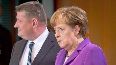 Einseitig. Gesundheitsminister Hermann Gröhe und Kanzlerin Angela Merkel setzten durch, dass die Arbeitgeberbeiträge eingefroren wurden.