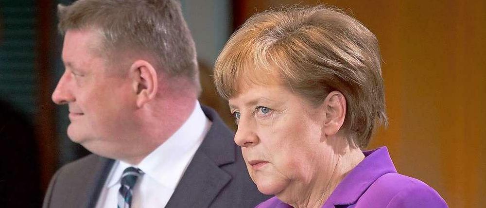 Einseitig. Gesundheitsminister Hermann Gröhe und Kanzlerin Angela Merkel setzten durch, dass die Arbeitgeberbeiträge eingefroren wurden.