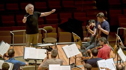 Simon Rattle probt mit den Berliner Philharmonikern.