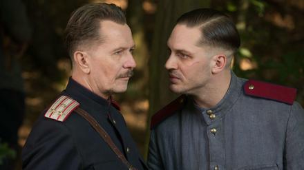 Gary Oldman (l) als General Nesterow und Tom Hardy als Leo Demidow in einer Szene des Kinofilms "Kind 44"
