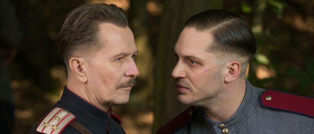 Gary Oldman (l) als General Nesterow und Tom Hardy als Leo Demidow in einer Szene des Kinofilms "Kind 44"