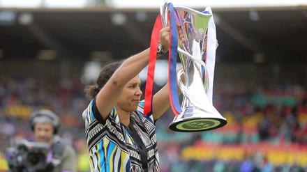 Steffi Jones wird 2016 Bundestrainerin. Ob sie in ihrer neuen Funktion auch Pokale hochhalten wird?