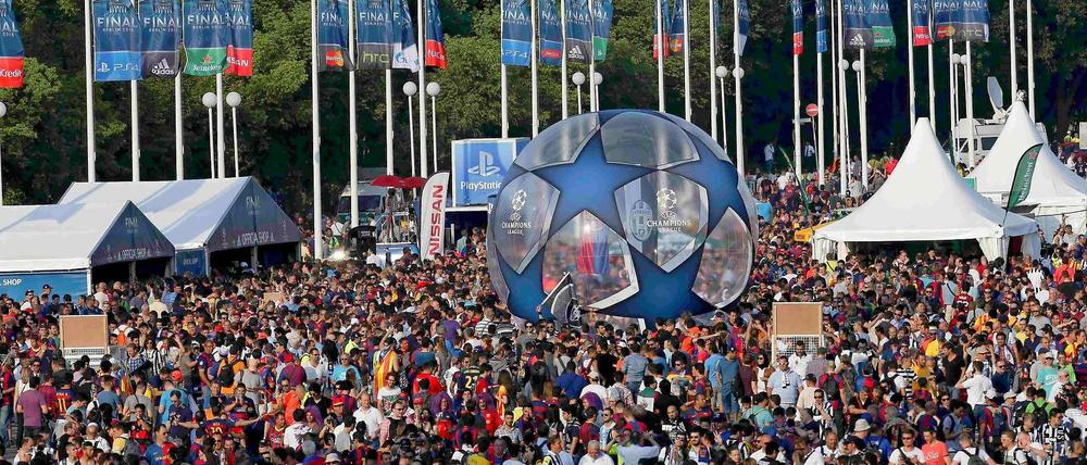 König Fußball. Die Fans feierten in der ganzen Stadt. Nun ist Pause.