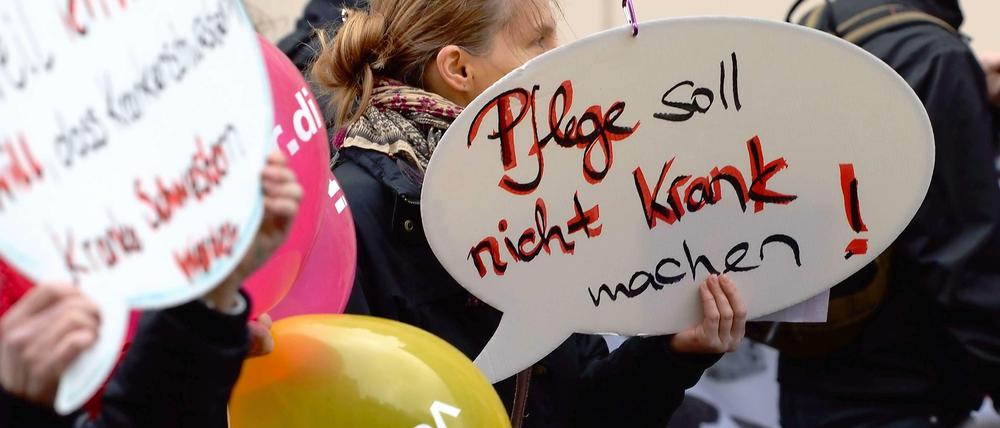 Eine Mitarbeiterin der Charité beim Warnstreik im März 2015