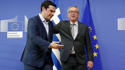Weiter geht's. Der griechische Premier Alexis Tsipras (links) wird von EU-Kommissionspräsident Jean-Claude Juncker in Brüssel begrüßt.