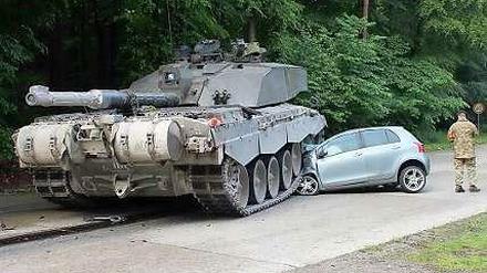 Der schöne Toyota ist jetzt kaputt. Die Fahranfängerin hat beim Abbiegen eine Panzerkolonne übersehen.