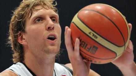 Taschengeld mit 37. Von Zeit zu Zeit gibt es für Dirk Nowitzki noch immer ein bisschen Bargeld von der Mutter.