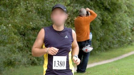 Andreas Lubitz, unkenntlich. Dasselbe Foto gibt es auch in einer ungepixelten Version.