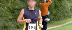 Andreas Lubitz, unkenntlich. Dasselbe Foto gibt es auch in einer ungepixelten Version.
