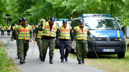 Polizisten laufen am Mittwoch zu einem Waldstück in Wilhelmsdorf bei Stendal (Sachsen-Anhalt). Im Fall der vermissten Inga aus Schönebeck durchsucht die Polizei erneut den Wald. Mehr als 350 Beamte sind nach Angaben eines Polizeisprechers in einem 1000 Hektar großen Waldstück unterwegs. Eine heiße Spur zu dem fünf Jahre alten Mädchen gebe es nach wie vor nicht.