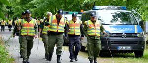 Polizisten laufen am Mittwoch zu einem Waldstück in Wilhelmsdorf bei Stendal (Sachsen-Anhalt). Im Fall der vermissten Inga aus Schönebeck durchsucht die Polizei erneut den Wald. Mehr als 350 Beamte sind nach Angaben eines Polizeisprechers in einem 1000 Hektar großen Waldstück unterwegs. Eine heiße Spur zu dem fünf Jahre alten Mädchen gebe es nach wie vor nicht.