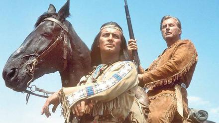Blutsbrüder. Pierre Brice als Apatschen-Häuptling Winnetou und Lex Barker als Old Shatterhand im Karl-May-Films „Im Tal der Toten“ (1968).