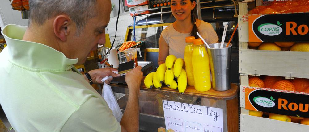 Am Wochenmarkt am Kollwitzplatz konnte man auch mal wieder in D-Mark zahlen.