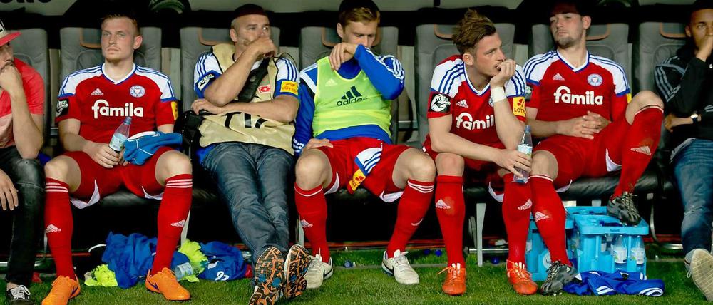 Niedergeschlagen: Die Mannschaft von Holstein Kiel konnte die Last-Minute-Niederlage beim TSV 1860 München (1:2) nicht fassen. Doch Holstein muss die Gründe für den verpassten Aufstieg vor allem bei sich selbst suchen.
