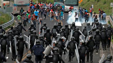 Auseinandersetzungen zwischen Polizisten und Studenten auf einer Straße zwischen Tixtla und Chilpancingo am Dienstag.
