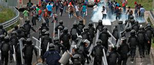 Auseinandersetzungen zwischen Polizisten und Studenten auf einer Straße zwischen Tixtla und Chilpancingo am Dienstag. 