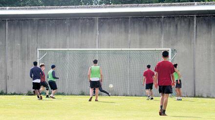 Zusammen nach vorn. Durch Fußball sollen die Inhaftierten soziale Kompetenzen lernen - und Aggressionen abbauen. 