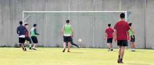 Zusammen nach vorn. Durch Fußball sollen die Inhaftierten soziale Kompetenzen lernen - und Aggressionen abbauen. 