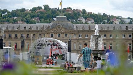 Eine Bühne ist für den Kirchentag, der heute Abend beginnt, mitten auf dem Stuttgarter Schlossplatz aufgebaut.