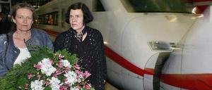 Ein wahres Zeitdokument. Die Bürgermeisterin von Charlottenburg-Wilmersdorf, Monika Thiemen (links), und die Initiatorin der Bürgerinitiative gegen die Schließung des Bahnhofs Zoo, Helga Frisch, verabschieden während einer Protestaktion am Samstag (27.05.2006) in Berlin den Intercity Express (ICE) 645 symbolisch mit einem Trauerkranz