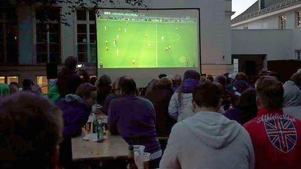 Der Biergarten während des DFB-Pokalfinalspiels. 