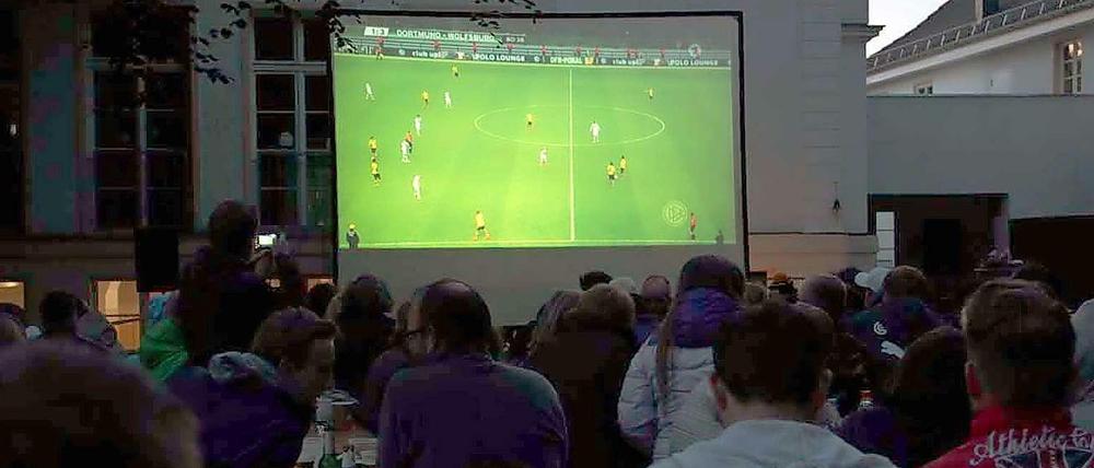 Der Biergarten während des DFB-Pokalfinalspiels. 