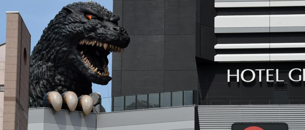 Der Kopf von Godzilla ragt 52 Meter über Gebäuden in Tokio, Japan. 